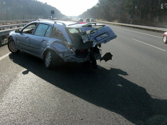 POL-WL: Verkehrsunfall mit hohem Sachschaden sorgte für Verkehrsbehinderungen