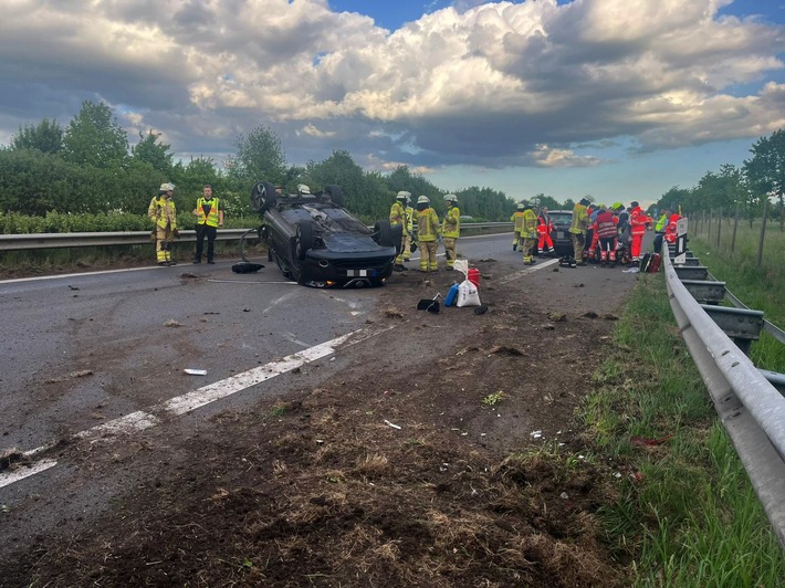 POL-STD: Vier zum Teil schwer verletzte Autoinsassen bei Unfall auf der Autobahn 26