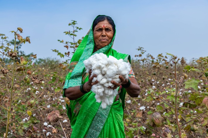 Über 40.000 Kleinbäuer*innen in Indien und Tansania bauen Baumwolle gemäß Regenerative Cotton Standard (RCS) an