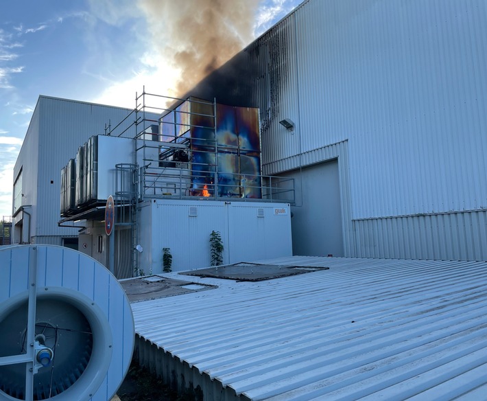 FW Dinslaken: Brand in einem Industriebetrieb