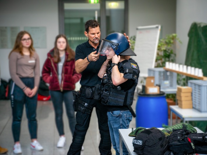 POL-WE: Cop für einen Nachmittag - Die Polizei Mittelhessen lädt ein!