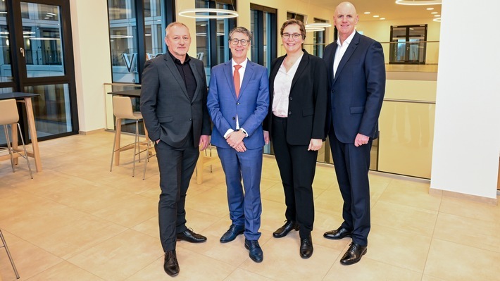 Von links: Ludger Hamers, Verwaltungsratsvorsitzender, Markus Müller Vorstandsvorsitzender, Dr. Simone Kunz Vorständin, Markus Zobel, alternierender Vorsitzender (jeweils der VIACTIV Krankenkasse) / Weiterer Text über ots und www.presseportal.de/nr/121326 / Die Verwendung dieses Bildes für redaktionelle Zwecke ist unter Beachtung aller mitgeteilten Nutzungsbedingungen zulässig und dann auch honorarfrei. Veröffentlichung ausschließlich mit Bildrechte-Hinweis.