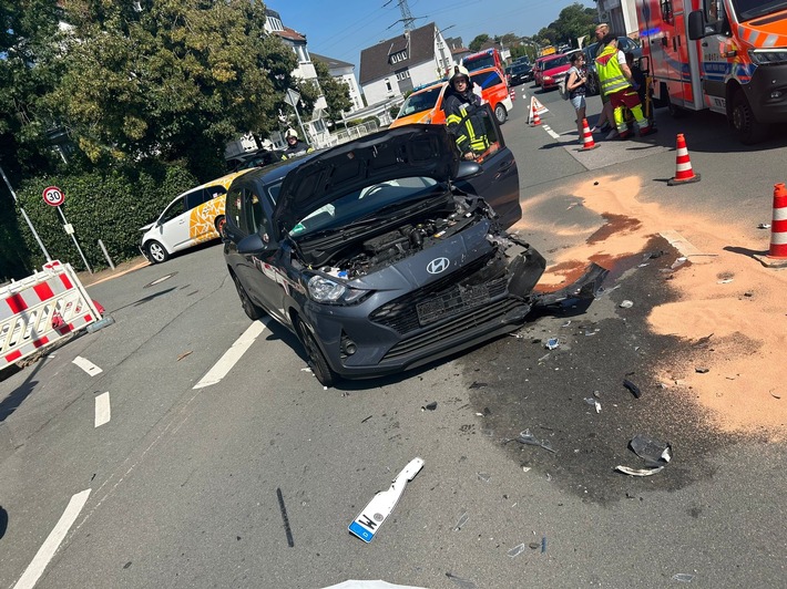 FW-EN: 2 Verletzte bei Verkehrsunfall