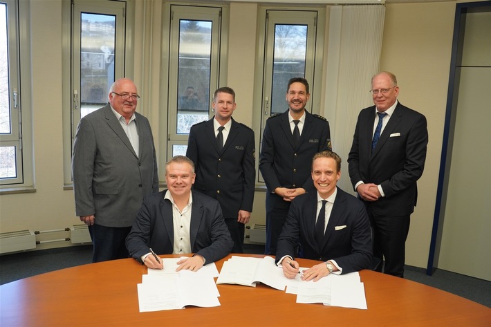 POL-HSK: Mietvertrag unterzeichnet: Startschuss für Neubau des Polizei-Dienstgebäudes in Meschede
