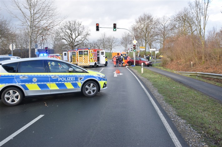 POL-HF: Verkehrsunfall mit Personenschaden - Vier Leichtverletzte auf Kreuzung