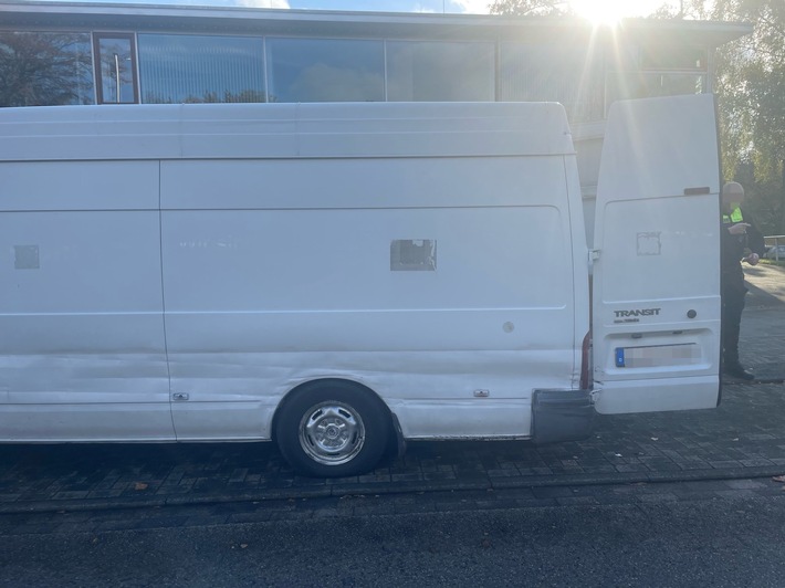 POL-DEL: Stadt Delmenhorst: Überladener Kleintransporter mit erheblichen Mängeln im Stadtverkehr unterwegs