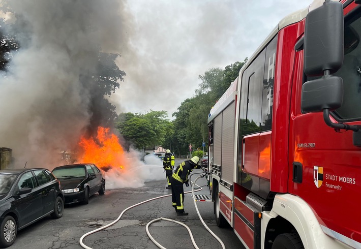 FW Moers: Zwei Autos brannten in Moers-Vinn