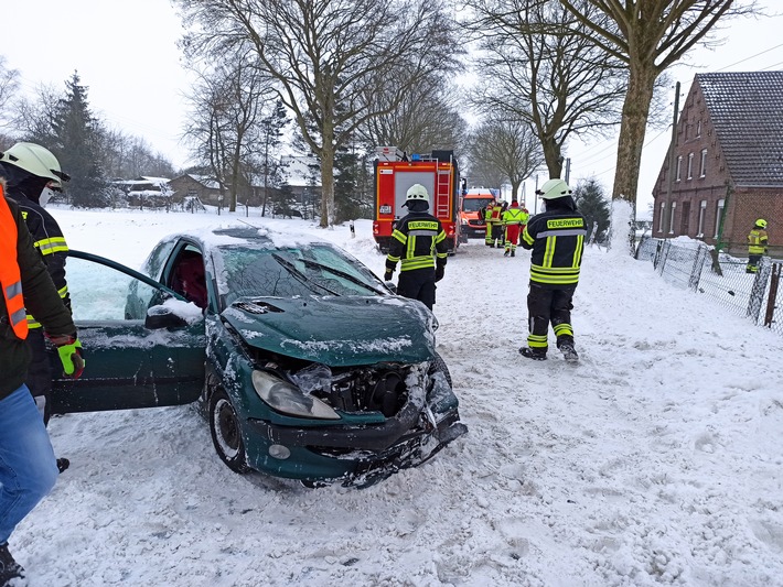 FW-KLE: PKW prallt gegen Baum: Zwei Verletzte nach Verkehrsunfall auf der Uedemer Straße / Kleinkind bleibt unverletzt