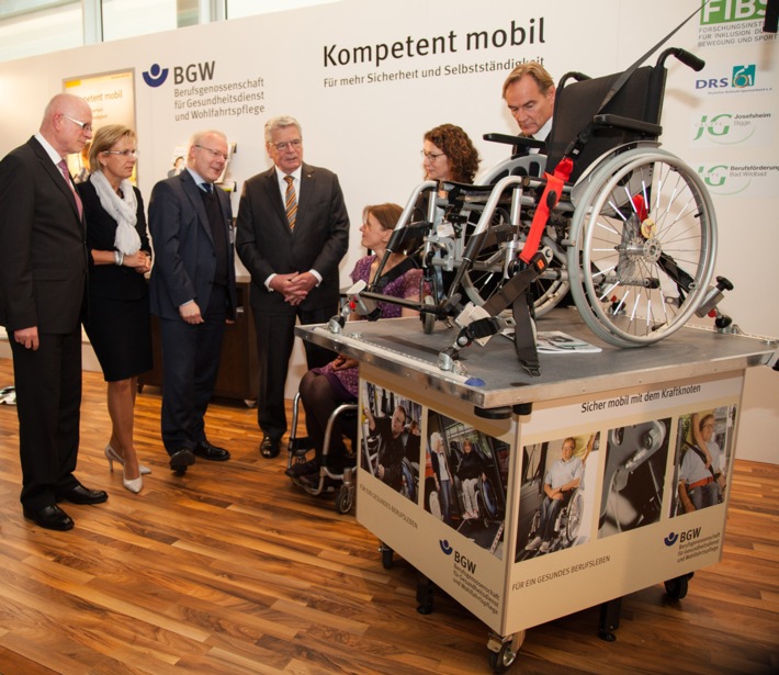 Fürsorgetag: Bundespräsident informiert sich bei BGW über sichere Mobilität von Menschen mit Behinderungen