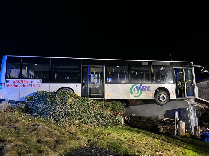 POL-GM: Bus kollidiert mit Garage - Garage eingestürzt