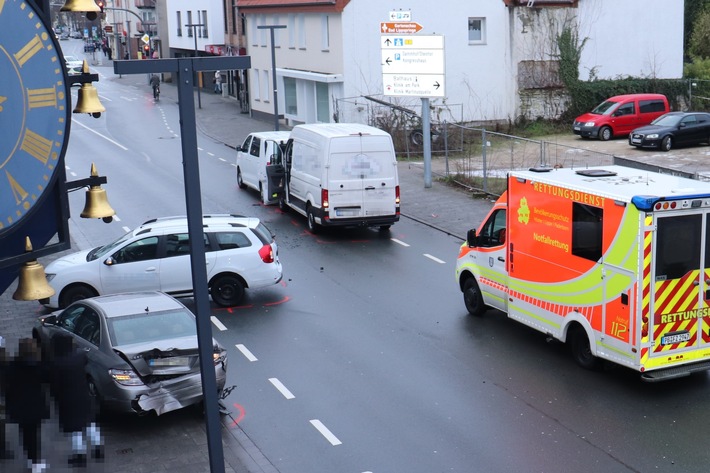 POL-PB: Karambolage mit fünf Verletzten - Vier Autos demoliert - Vermutlich Drogeneinfluss