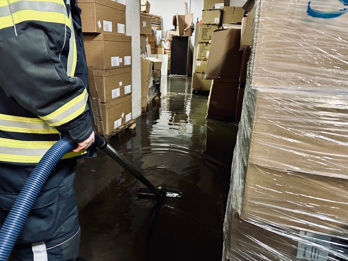 FW-EN: Nach Dauerregen: Lager eines Schuhgeschäftes stand unter Wasser