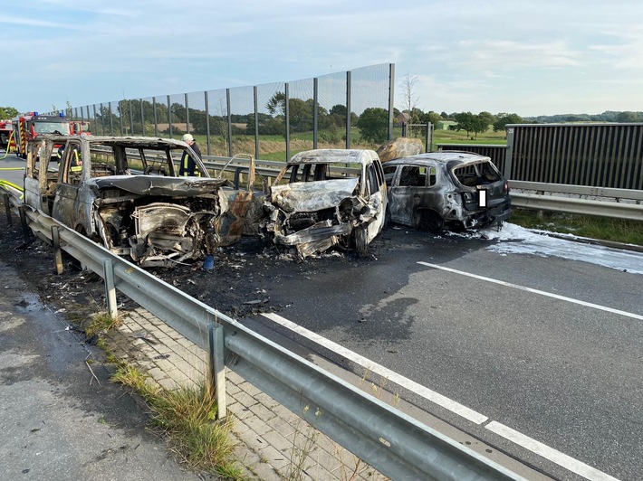 FW-PLÖ: Schwerer Verkehrunfall mit 5 beteiligten PKW auf L49, Höhe Nettelsee