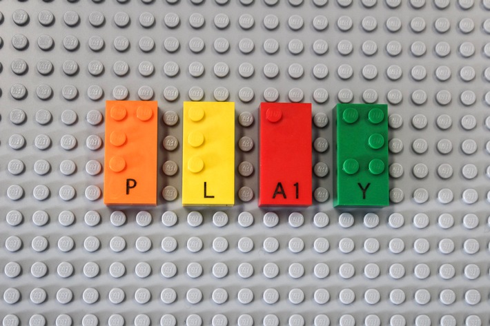 LEGO Steine mit Brailleschrift: LEGO Gruppe und die LEGO Stiftung entwickeln gemeinsam mit Blindenverbänden neue Lernmethode