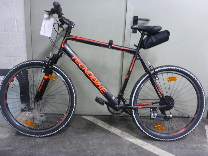POL-D: Eigentümer gesucht - Wem gehört das Bike? - Kriminalpolizei stellt Fahrrad sicher - Foto hängt an