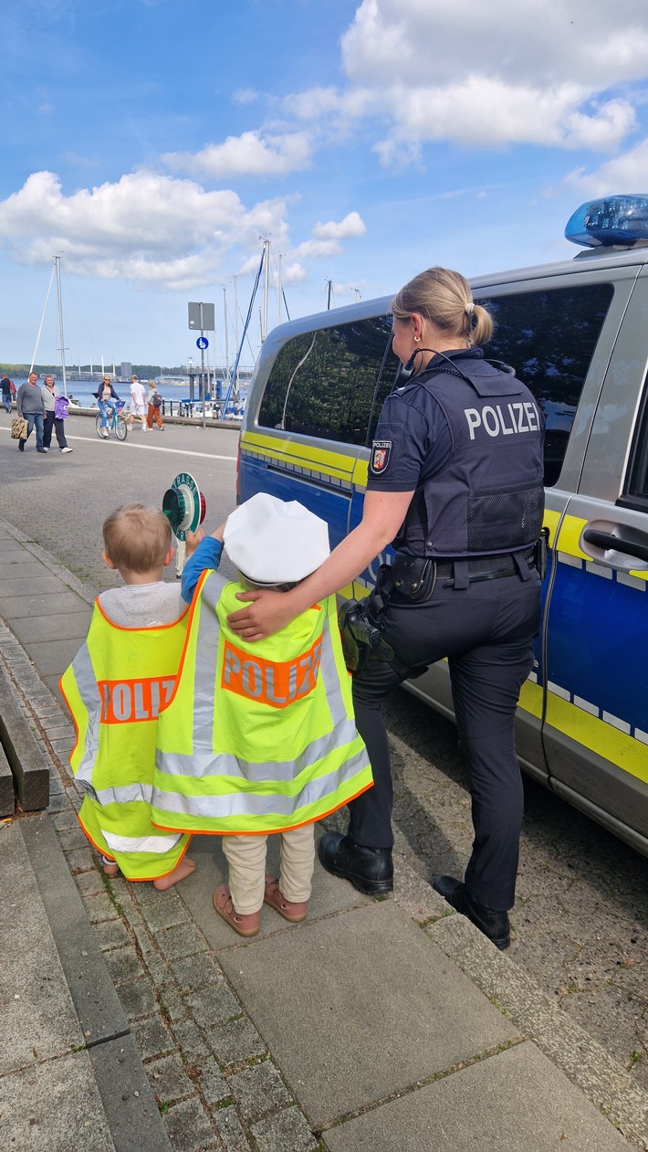POL-KI: 250502.2 Kiel: Wenn Kinderträume auf Blaulicht treffen - Ein besonderes Erlebnis für zwei kleine Nachwuchs-Polizisten