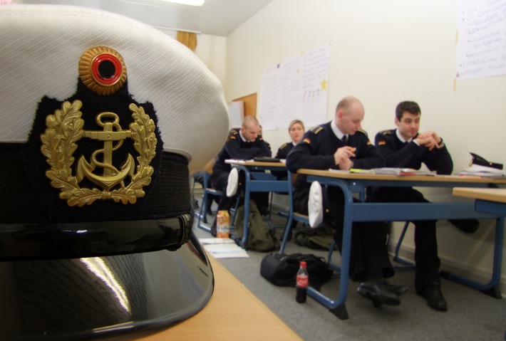 Deutsche Marine - Pressemeldung: Zivile Ausbildung - Pauken für den soldatischen Dienst und das Leben