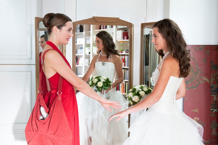 Ein Brautkleid, zwei "Bräute" zum Valentinstag: Doppelrolle für Alissa Jung in der SAT.1-Komödie "Im Brautkleid meiner Schwester" am 14. Februar 2012, 20.15 Uhr (mit Bild)