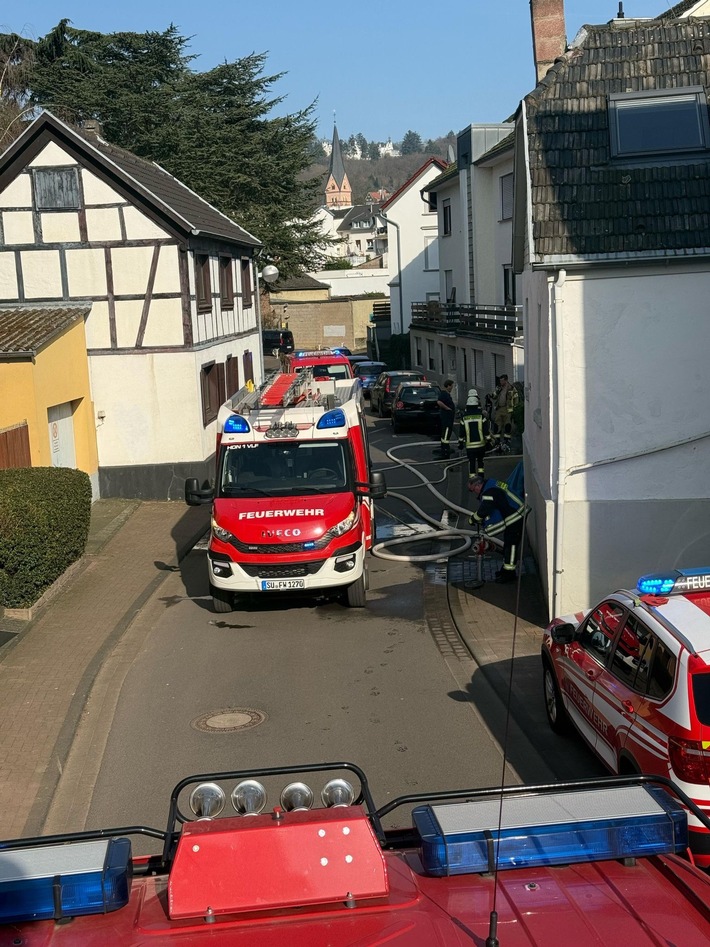 FW Bad Honnef: Pkw und Hecke brennen - Feuerwehr verhindert Übergreifen der Flammen