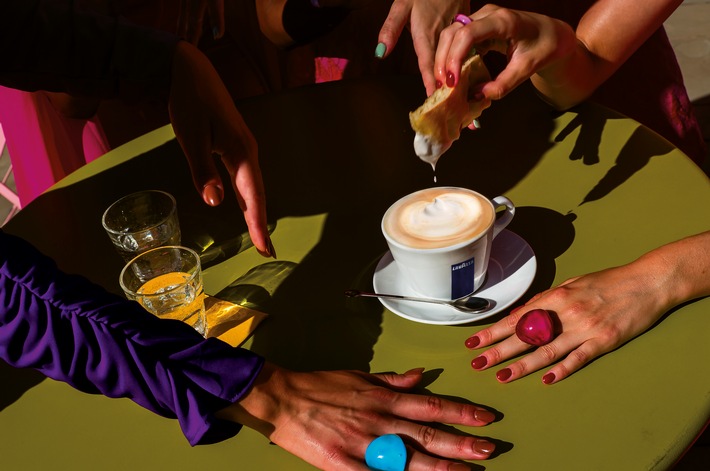 "Genuss macht uns lebendig"- Lavazza präsentiert den neuen Kalender 2026 von Alex Webb / Die Essenz der Italianità feiert Premiere auf der Art Basel Miami Beach