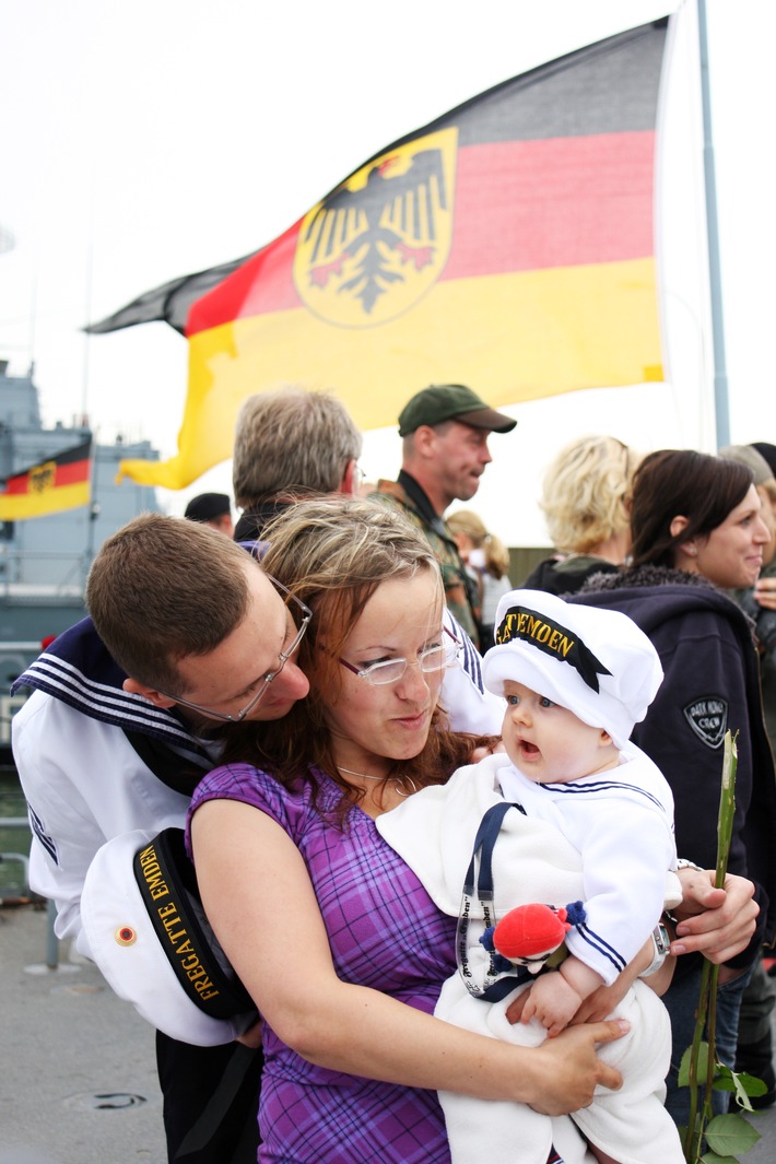 Deutsche Marine: Pressemeldung: "Atalanta" - aktuelle Bilder vom Einlaufen der Fregatte "Emden"