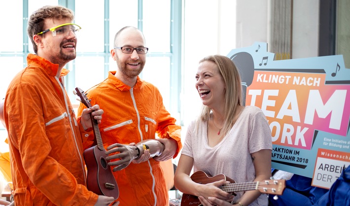 Singen stärkt das Wir-Gefühl: Eckart von Hirschhausen komplettiert Jury-Team der Mitsing-Aktion "Klingt nach Teamwork"