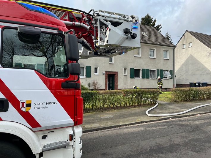 FW Moers: Zwei Verletzte bei Küchenbrand in Moers-Meerbeck
