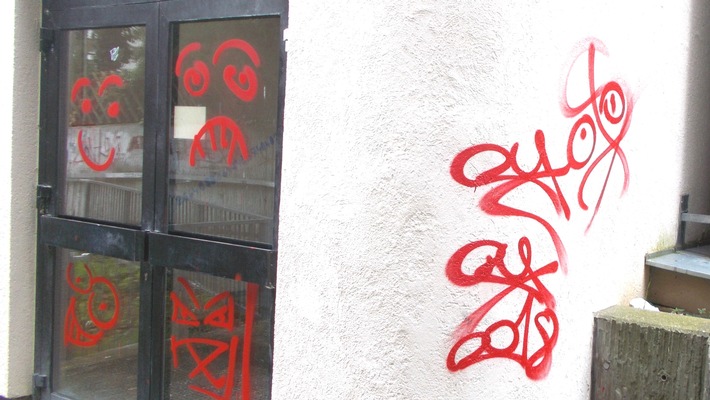 POL-PDNW: Sachbeschädigung an Schule durch Graffiti
