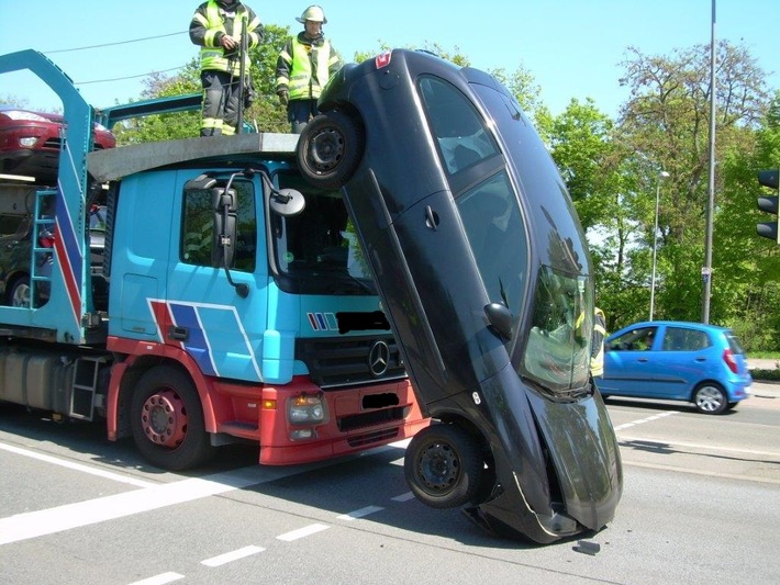 POL-PPRP: Auto fällt von Transporter