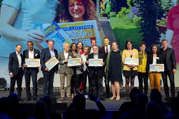 Strahlende Gesichter auf der Charity Gala: Vertreter*innen der neuen Postcode Partner zusammen mit der Geschäftsführung der Deutschen Postcode Lotterie Robert Engel (links), Friederike Behrends (6.v.l.) und der Head of Charities Katja Diemer (5. v. r.) sowie den Botschafter*innen Katarina Witt (5.v.l.), Kai Pflaume (6.v.r.), Toni Kroos (rechts) und den Unterstützern Michael Patrick Kelly (3.v.r.) und Peter Maffay (7.v.l.) / Weiterer Text über ots und www.presseportal.de/nr/41583 / Die Verwendung dieses Bildes ist für redaktionelle Zwecke unter Beachtung ggf. genannter Nutzungsbedingungen honorarfrei. Veröffentlichung bitte mit Bildrechte-Hinweis.