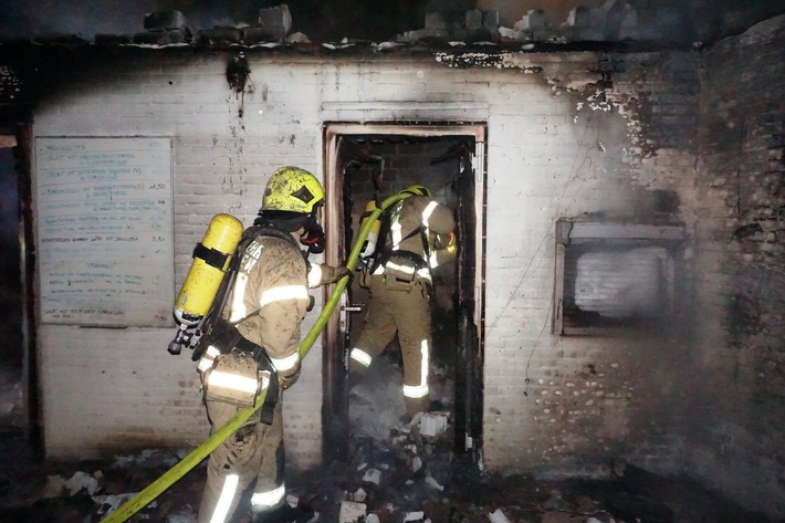 FW Ratingen: Folgemeldung zur Meldung &quot;Nächtlicher Großeinsatz - Vereinsheim im Vollbrand&quot;