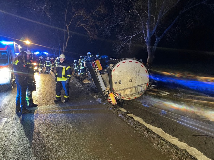 FW-ROW: Milchlaster kommt von der Fahrbahn ab