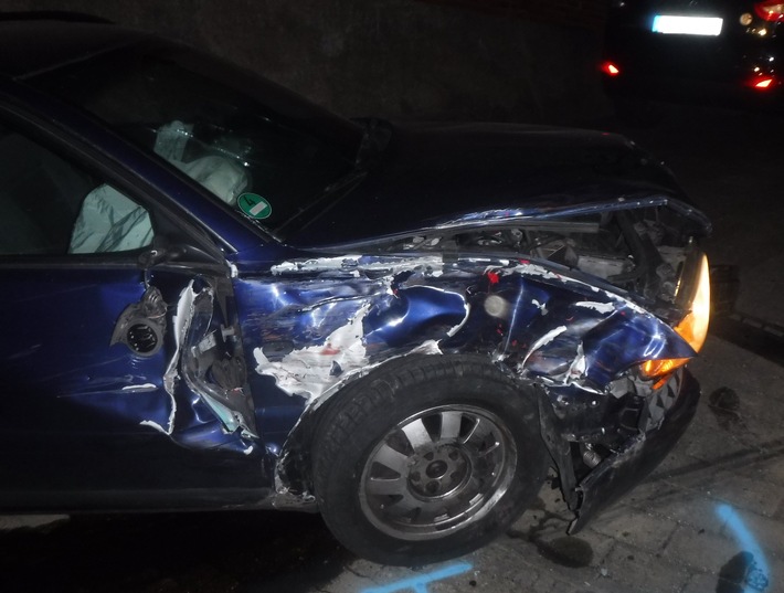 POL-DN: Schwer verletzt nach Verkehrsunfall