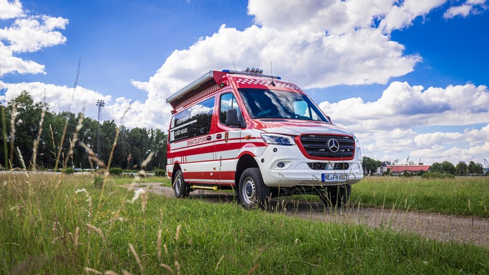 FW-NE: Ausgedehnter Balkonbrand in einem Mehrfamilienhaus | Keine verletzten Personen