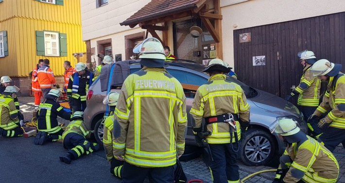 KFV-CW: Mann von eigenem Fahrzeug überrollt und eingeklemmt

Rettungshubschrauber im Einsatz