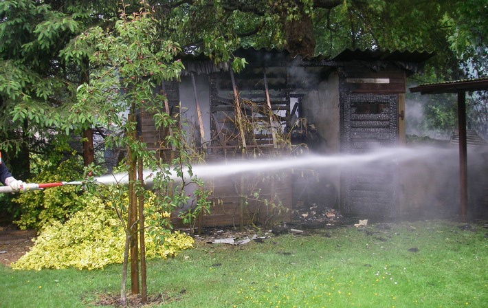 POL-DN: Gartenhaus stand plötzlich in Flammen