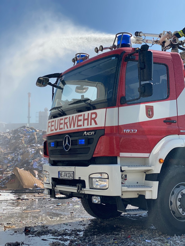 FW-NE: Feuer im Außenlager eines Betriebes | Frühes Eingreifen verhindert Ausbreitung