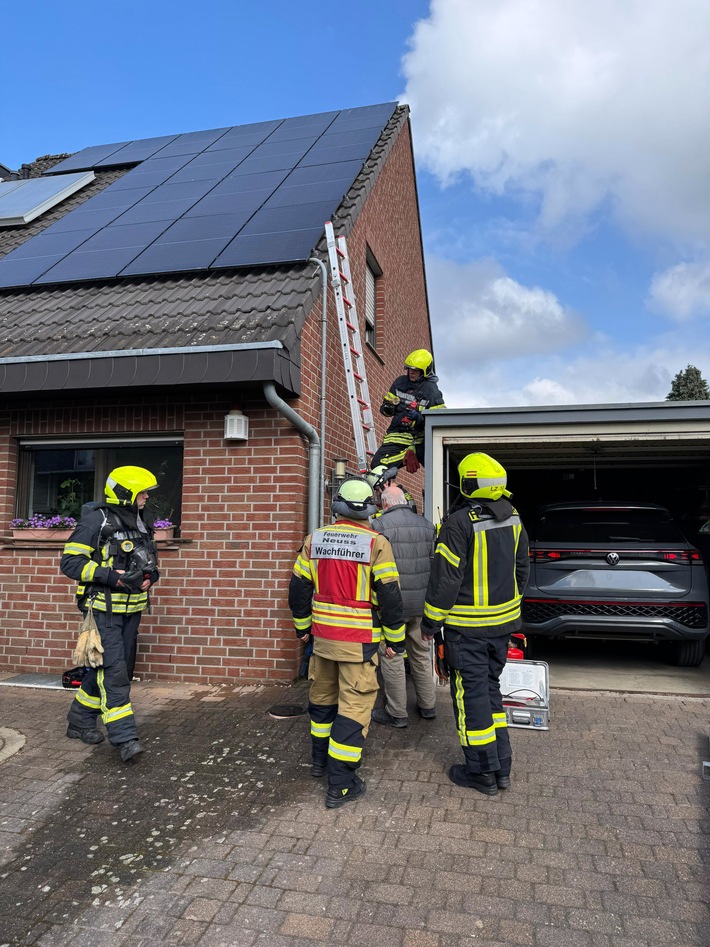 FW-NE: Kabelbrand an Photovoltaikanlage löst Feuerwehreinsatz aus | Keine Verletzten