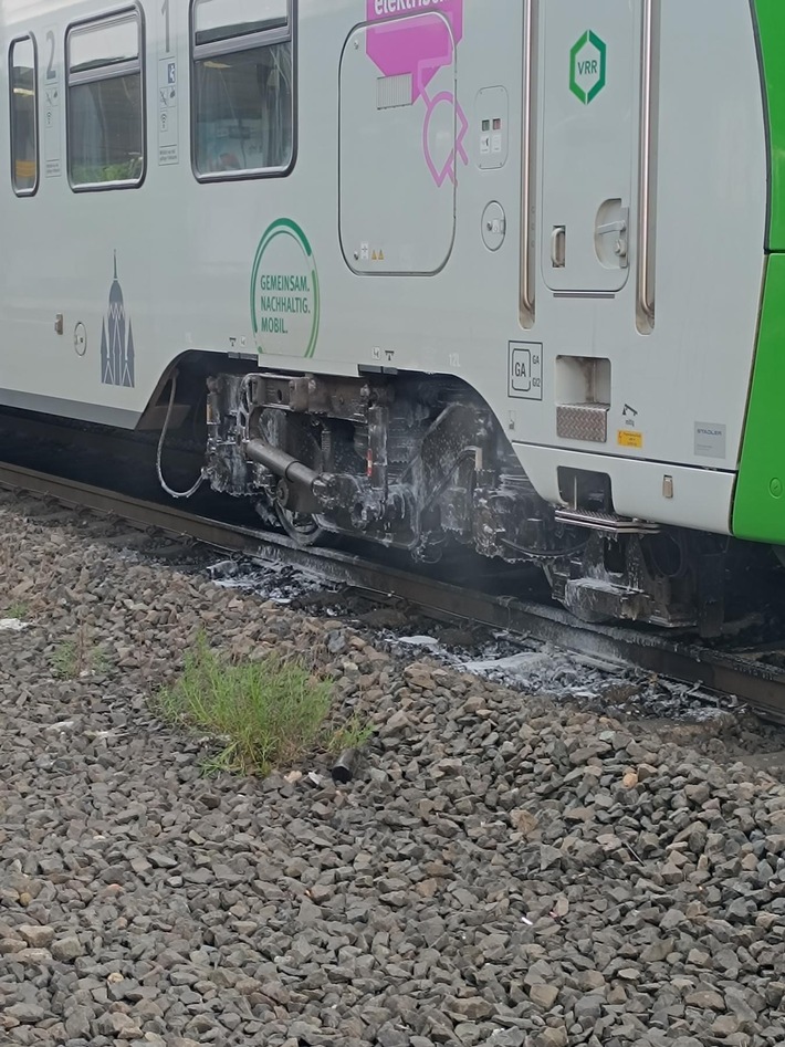 BPOL NRW: Rauchentwicklung am Zug - Bundespolizei sperrt Gelsenkirchener Hbf
