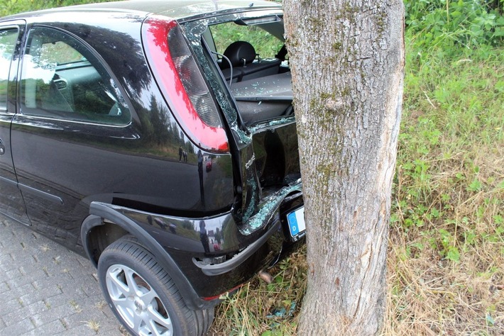 POL-OE: Autofahrer rollt rückwärts gegen Baum