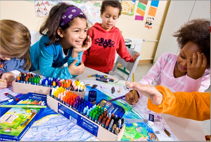 Weltkindermaltag 2014: Mit STAEDTLER auf "Bunte Weltreise" (FOTO)