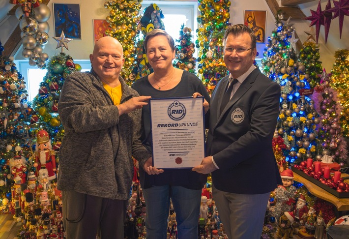 Ehepaar Jeromin platziert 621 geschmückte Weihnachtsbäume in ihrem Haus in Rinteln und erzielt neuen RID-Weltrekord