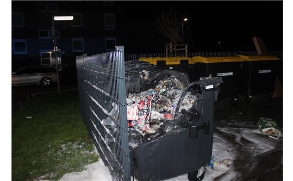 POL-ME: Unbekannter zündet Müllcontainer an - Monheim am Rhein - 2303077