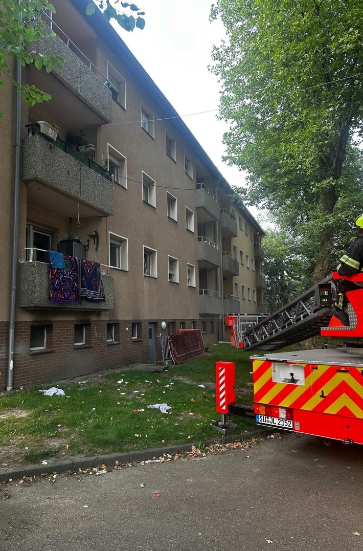 FW Bergheim: Feuerwehr rettet mehrere Personen bei Kellerbrand in Bergheim Sieben Personen über Leitern aus Mehrfamilienhaus gerettet - Feuerwehr brachte Brand schnell unter Kontrolle
