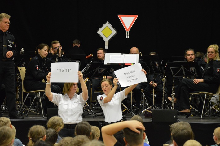 POL-SZ: "Namene" als Präventionsprojekt für Schulen. Polizeimusikorchester Niedersachsen und Präventionsteam der Polizei Wolfenbüttel präsentierten.