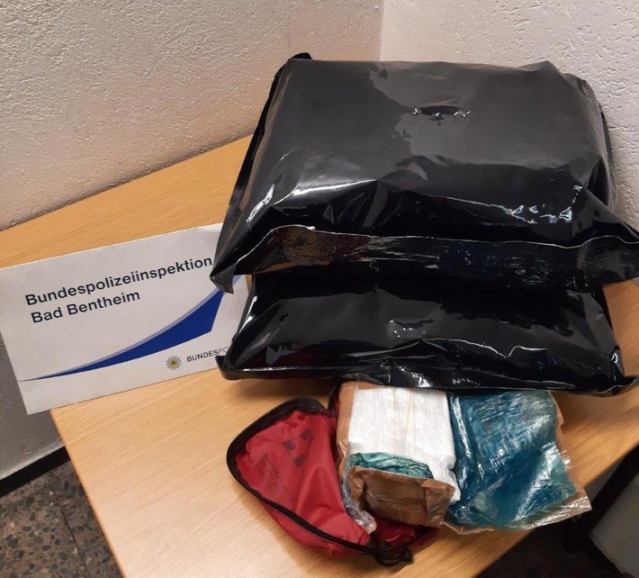 BPOL-BadBentheim: Drogen im Wert von 64.000 Euro im Gepäck /Drogenschmuggler in Untersuchungshaft