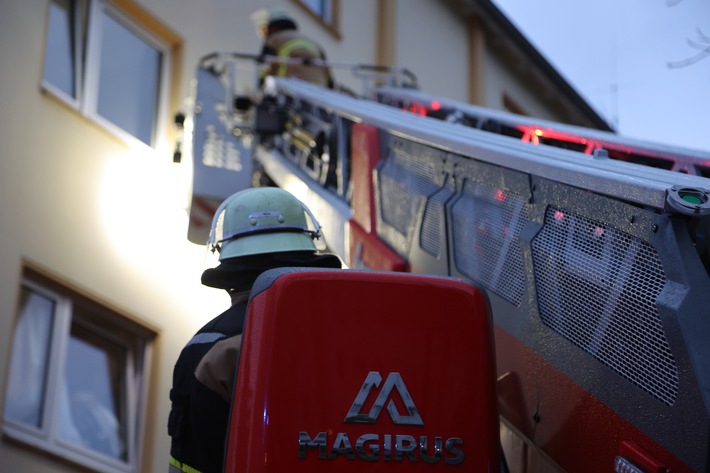 FW-E: Brand im Eingangsbereich eines Mehrfamilienhauses - Feuerwehr rettet zehn Bewohner über Drehleitern, fünf Personen verletzt.