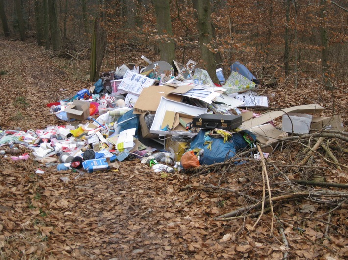 POL-SE: Westerrade, Waldgebiet
Illegale Müllentsorgung