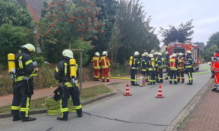 FW-RD: Feuer im Einfamilienhaus - 60 Einsatzkräfte im Einsatz In der Straße Rader Weg, in Schacht-Audorf, kam es am Mittwochnachmittag (25.08.2021) zu einem Feuer.