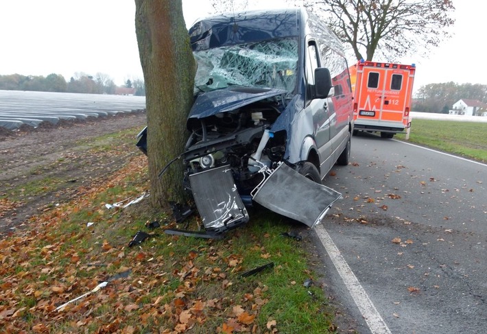 POL-MI: Kleintransporter prallt gegen Baum - Fahrer (51) leicht verletzt